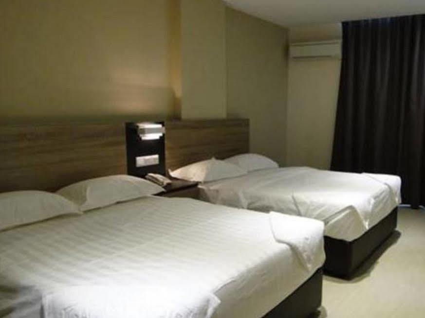 Galaxy Hotel Simpang Ampat  Екстериор снимка